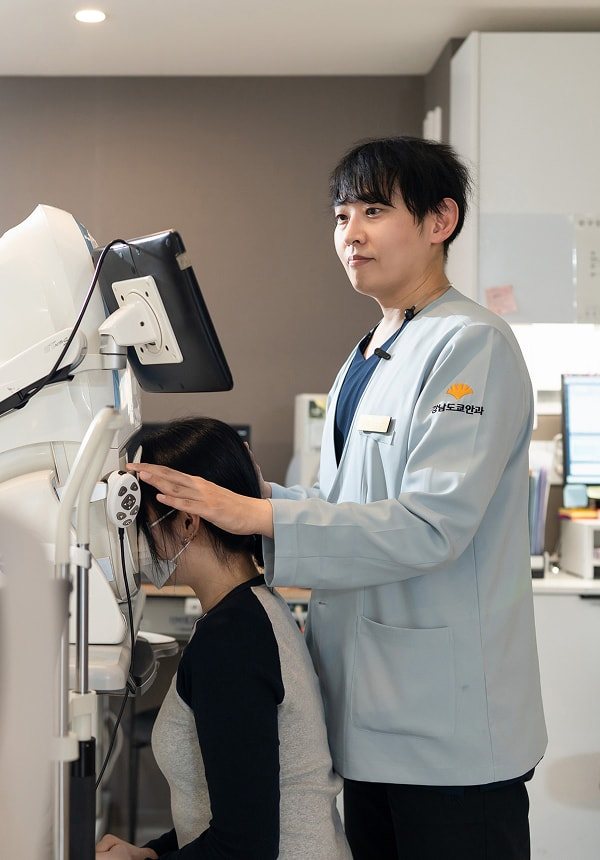 검사실에서 직원이 환자를 검사(세로 사진)