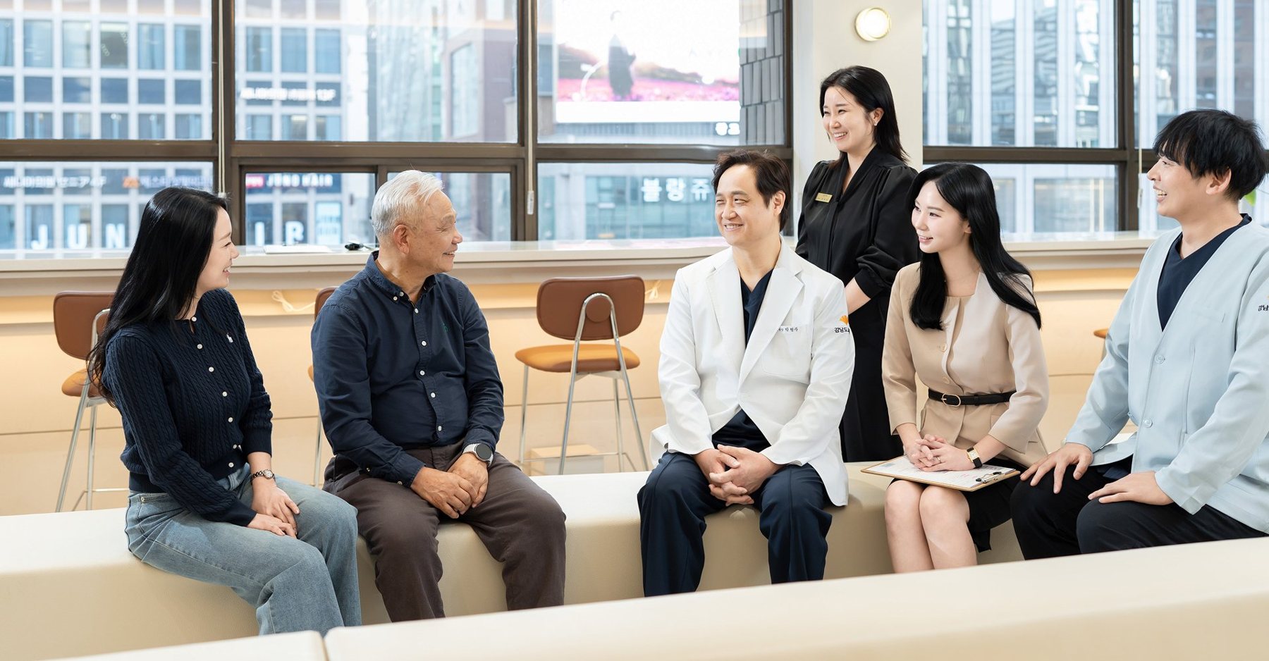 창가 라운지에서 원장·직원과 환자 가족이 둘러앉아 대화