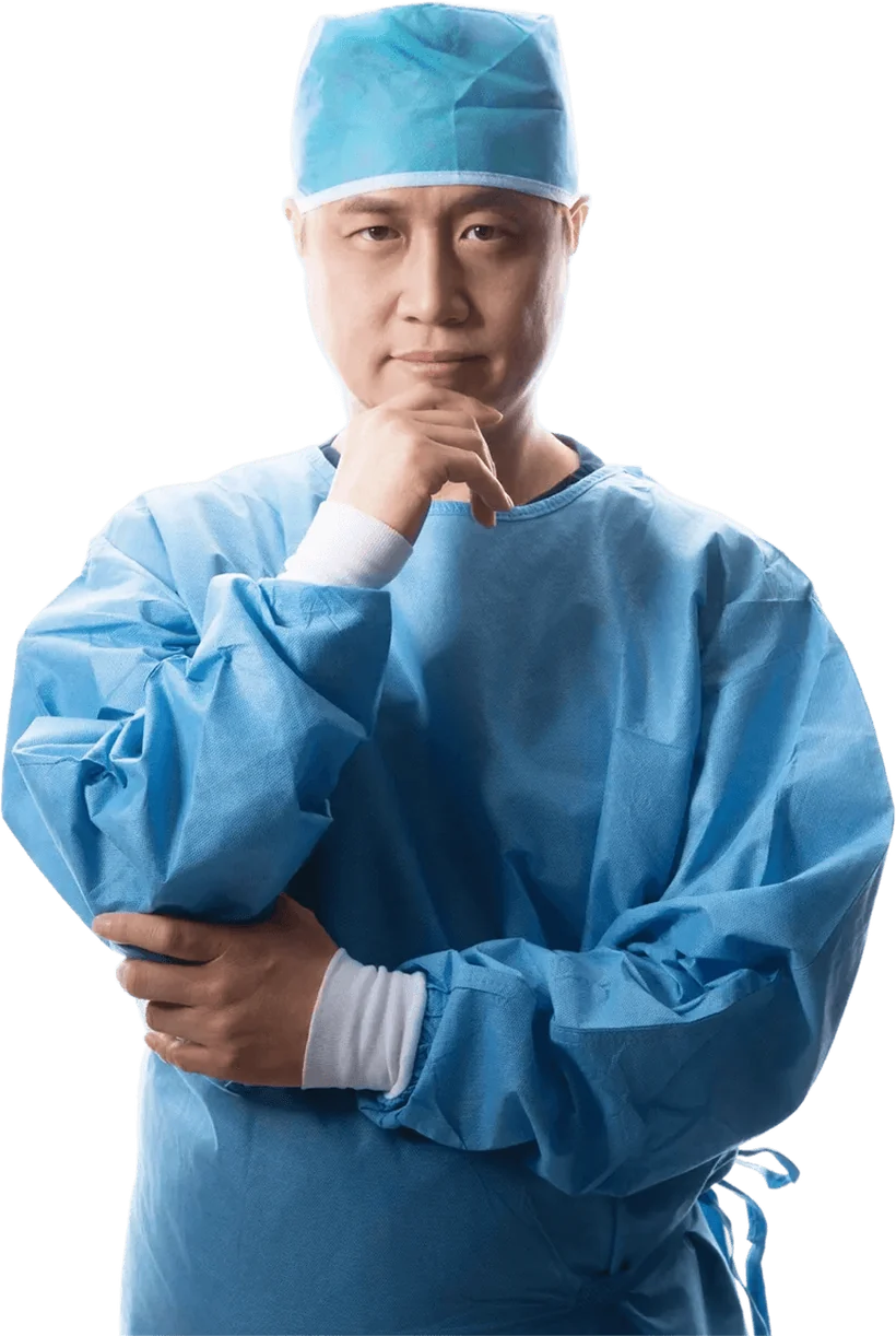 파란 수술복·수술모 차림으로 턱에 손을 괸 박형주 대표원장(투명 배경)
